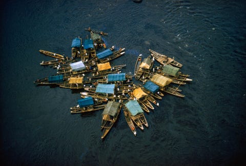 De kanos van gouddelversdrijvenover een plek waar goud werd gevonden in de Caronrivier in Venezuela Zelfs toen deze afbeelding in het nummer van maart 1963 werd gepubliceerd was hun duikuitrusting al verouderd en riskeerde elke man zijn leven in dezoektocht naar goud