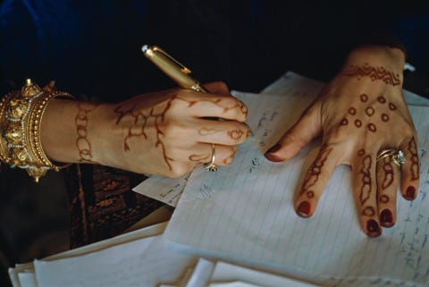 Met haar handen versierdmettraditionele henna werkt Mai Yamani aan haar proefschriftin desocialeantropologie Ze zou de eerste Saoedische vrouw worden die een masterdiploma behaalde en promoveerde aan de Universiteit van Oxford