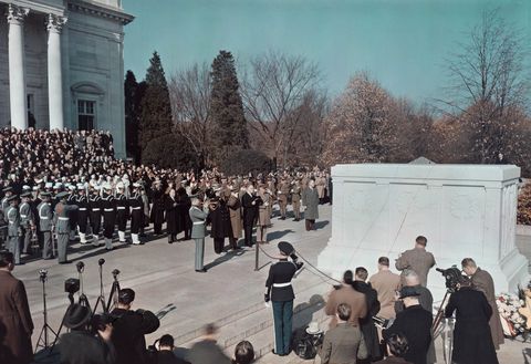 President Franklin Delano Roosevelt leidt een ceremonie bij het graf van de onbekende soldaat op Wapenstilstandsdag in 1936 Het graf gelegen op Arlington National Cemetery eert leden van het Amerikaanse leger die zijn omgekomen maar niet kunnen worden gedentificeerd