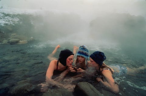 De luchttemperatuur is twintig graden onder nul maar een opwellende hete bron bij Gardiner in Montana maakt dit gedeelte van de rivier de Yellowstone een heerlijke plek voor een winters bad