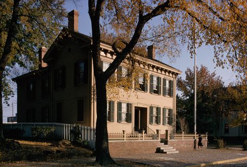 Abraham Lincoln woonde 17 jaar in dit huis in Springfield Illinois voordat hij de zestiende president van de Verenigde Staten werd Tegenwoordig worden het huis en het omliggende land bewaard als een nationale historische site