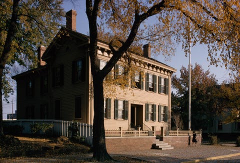 Abraham Lincoln woonde 17 jaar in dit huis in Springfield Illinois voordat hij de zestiende president van de Verenigde Staten werd Tegenwoordig worden het huis en het omliggende land bewaard als een nationale historische site