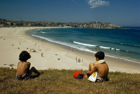 Op kerstavond in midden jaren 1950 kijken twee zonnebadende kinderen uit over Bondi Beach in Sydney Australi Gezien de ligging van het land op het zuidelijk halfrond valt Kerstmis in het midden van de zomer