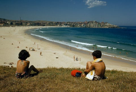 Op kerstavond in midden jaren 1950 kijken twee zonnebadende kinderen uit over Bondi Beach in Sydney Australi Gezien de ligging van het land op het zuidelijk halfrond valt Kerstmis in het midden van de zomer