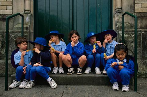 Een groep scholieren eet een ijsje in Sydney Australi Deze foto verscheen in de editie van augustus 2000 die ging over de Olympische Spelen in Australi