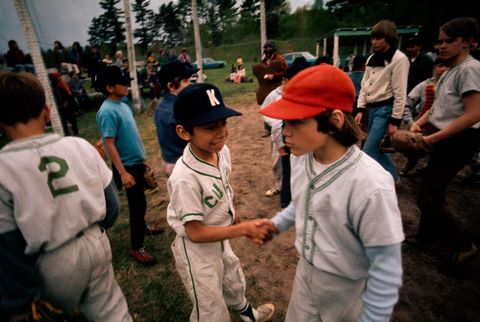 Jonge honkbalspelers schudden elkaar de hand na een wedstrijd in Keshena Wisconsin begin jaren zeventig Keshena is een grote gemeenschap op het Menominee Indian Reservation