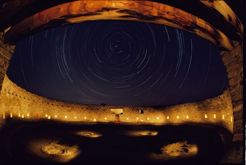 Een lange sluitertijd laat het pad van de sterren boven Casa Rinconada zien De archeologische vindplaats in New Mexico VS werd door oude Puebloans gebruikt voor rituelen en gemeenschapsbijeenkomsten