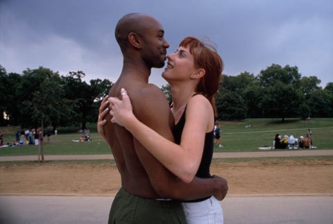 Een stel deelt een teder moment op een zomerzondag in Londen Een ingrijpend verhaal in de uitgave van juni 2000 stelde dat Londen voor het eerst sinds de jaren zestig op het wereldtoneel was teruggekeerd