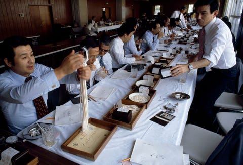 Parelexperts verhandelen en verkopen goederen op een veiling in Japan Dit verhaal uit augustus 1985 toonde de levenscyclus van een parel van zijn begin als zandkorrel tot zijn uiteindelijke vorm in extravagante sieraden