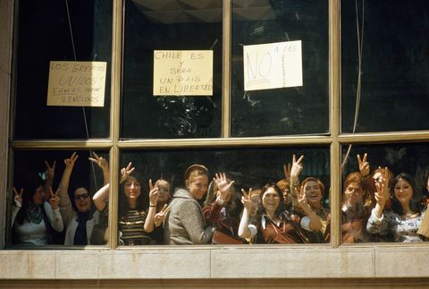 In oktober 1972 gingen arbeiders uit de middenklasse in Chili staken om te protesteren tegen nieuwe overheidsprogrammas die tot voedseltekorten leidden Deze vrouwen  werknemers bij een bank  demonstreren achter een bord dat luidt Chile is and will be a country in liberty Chili is en zal een land in vrijheid zijn