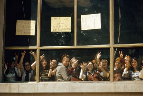 In oktober 1972 gingen arbeiders uit de middenklasse in Chili staken om te protesteren tegen nieuwe overheidsprogrammas die tot voedseltekorten leidden Deze vrouwen werknemers bij een bank demonstreren achter een bord dat luidt Chile is and will be a country in liberty Chili is en zal een land in vrijheid zijn