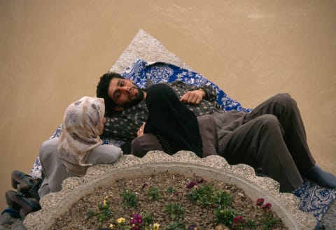 In Isfahan Iran relaxen een verloofd stel  en hun chaperonne  op een brug Deze foto verscheen in de National Geographic van juli 1999 in een artikel over de Iraanse president Mohammad Khatami die voor een opener samenleving in zijn land pleitte