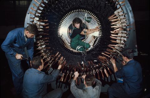 Op deze foto uit de februari 1968 editie is een vrouw te zien die in een elektriciteitscentrale in het voormalige TsjechoSlowakije werkt Zij isoleert draden in een generator die 50 miljoen watt aan vermogen zullen produceren
