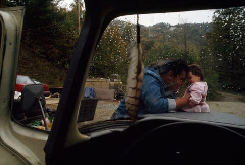 In het Cherokee Indian Reservation in North Carolina neemt een man even pauze van zijn werk met vrachtwagens om te spelen met zijn nichtje Raven National Geographicfotograaf Maggie Steber is voor een kwart Cherokee en kreeg de kans om haar voorouderlijke land voor de eerste keer te bezoeken toen ze werkte aan dit verhaal voor de mei 1995 editie