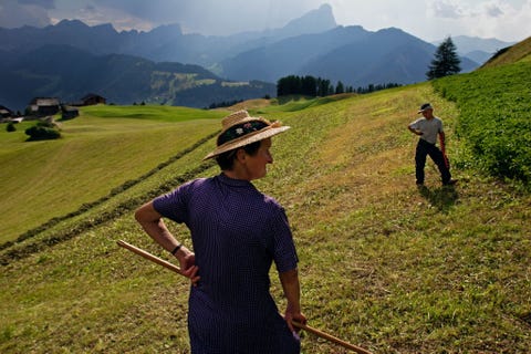 Een vrouw bewerkt het land dat al meer dan 150 jaar van haar familie is Dit dorp in de Italiaanse Alpen is zo afgelegen dat bewoners een weinig bekende taal spreken Ladinisch