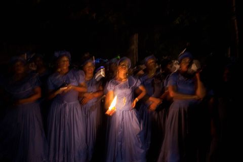 In een verhaal uit de editievan december 2015 werd onderzocht hoe culturen over de hele wereld de Maagd Maria eren en vieren Hier bereiden dansers in Hati zich voor op een middernachtceremonie ter ere van Ezili Danto de Zwarte Madonna
