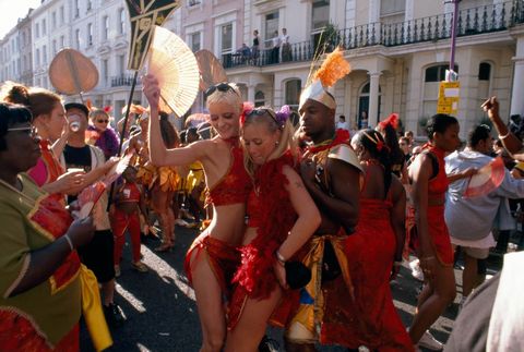 Dansers bewegen op het ritme van soca  een samensmelting van soul en calypsomuziek  tijdens het Notting Hill Carnival eind jaren negentig Het straatfestival niet te verwarren met de gelijknamige feesten voor het Lent Festival wordt sinds 1966 elk jaar in augustus in Londen gehouden