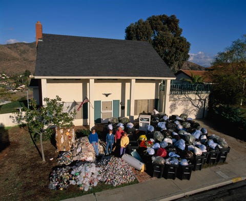 Op deze foto uit de uitgave van juli 1994poseert een gezin in San Diego in de tuin met stapels afval rechts en recyclebaar materiaal links die de gemiddelde hoeveelheid vertegenwoordigen die een Amerikaans gezin elk jaar produceert