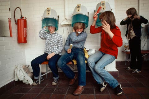 In januari 1982 vertelde National Geographic het verhaal van de twee verschillende kanten van Berlijn oost en west In OostBerlijn was de Pioneer Palace een enorm sportcomplex voor de jeugd met honderdduizenden bezoekers per jaar Hier drogen kinderen hun haar na het zwemmen in het zwembad van het Palace