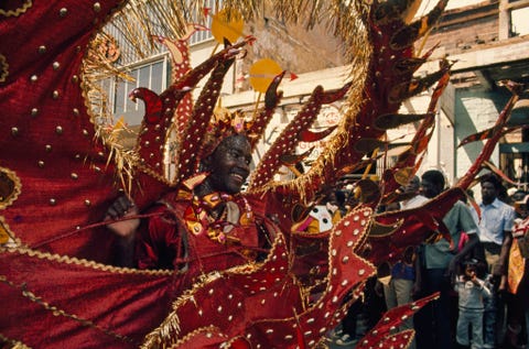 Op deze foto uit de uitgave van november 1971 viert een vrouw in een ingewikkeld kostuum carnaval op het eiland Trinidad De jaarlijkse vieringen omvatten optochten calypsomuziek en limbowedstrijden