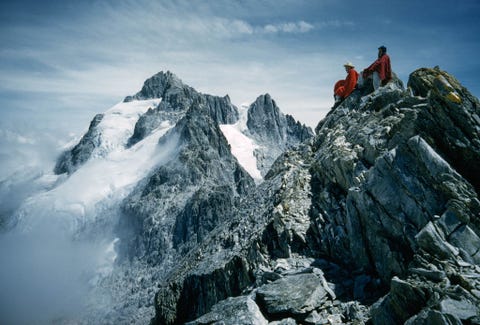 Klimmers rusten op Pico Espejo voordat ze aan de tocht beginnen naar Pico Bolvar de berg aan de linkerkant de hoogste top van Venezuela De foto verscheen in het nummer van maart 1963 waarin de eerste jaren van democratisch bestuur van het land werden gedocumenteerd