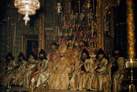 Op deze foto uit de National Geographic van december 1950 wordt de patriarch van de SintJacobuskathedraal de Armeense kerk in Jeruzalem geflankeerd door monniken De plechtige dienst werd gehouden op Witte Donderdag waarop wordt herdacht hoe Christus op de dag vr zijn kruisiging de voeten van zijn discipelen waste