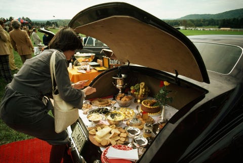 Op de Rolling Rock Steeplecase Race in Pittsburgh Pennsylvania eet een vrouw mee van een buffet dat geplaatst is in de kofferbak van een RollsRoyce De editie van juni 1978 maakte verslag van een van de laatste races de traditie eindigde in 1983 na bijna 50 jaar