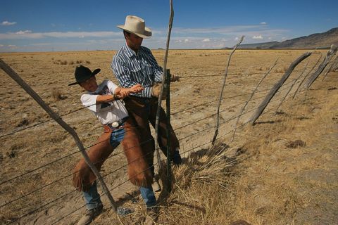 Een vader en zoon repareren hekken op de Roaring Springs Ranch in Oregon De veeboerderij heeft prijzen gewonnen voor de milieuvriendelijke begrazingsmethoden