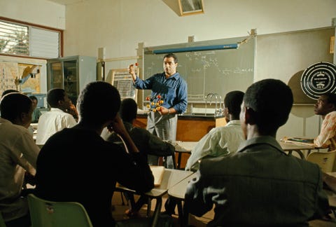Een leraar legt moleculaire constructie uit aan een kamer vol studenten in Conakry Guinee Dit verhaal uit de editie van augustus 1966 volgde de vooruitgang van de WestAfrikaanse natie na de onafhankelijkheid van Frankrijk in 1958