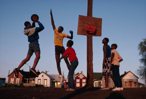 In Indianapolis spelen kinderen basketbal met een hoepel gemaakt van een melkkrat die aan een telefoonpaal is genageld De sport is een groot deel van de identiteit van Indiana De staat organiseert sinds 1910 elk jaar een prestigieus basketbaltoernooi op de middelbare scholen