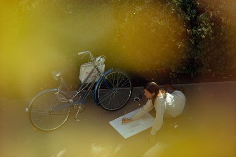 Een vrouw stopt met fietsen om het landschap in Palo Alto in Californi te tekenen in 1969