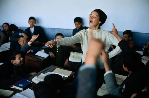 Toen dit verhaal over het Peace Corps gepubliceerd werd in september 1964 was het vrijwilligersprogramma slechts een paar jaar oud Hier geeft een Amerikaanse vrijwilliger genaamd Nan Borton Engelse les in Antakya Turkije Decennia later zou Borton director worden van het Office of US Foreign Disaster Assistance bij het Amerikaanse Agentschap voor Internationale Ontwikkeling worden