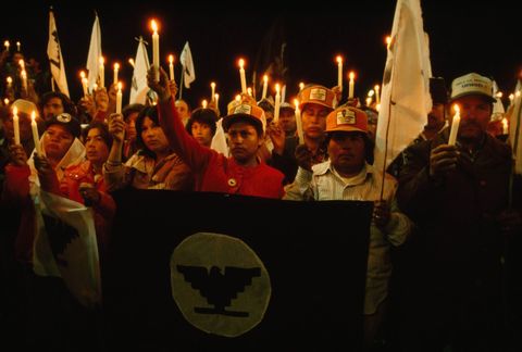 Leden van de United Farm Workers wonen in februari 1979 een wake bij kaarslicht bij in Calexico CaliforniZeluisteren naar Cesar Chavez die eer betoont aanRufino Contreras Contreras was een 28jarige migrerende werknemerdie tijdens een staking werd doodgeschoten