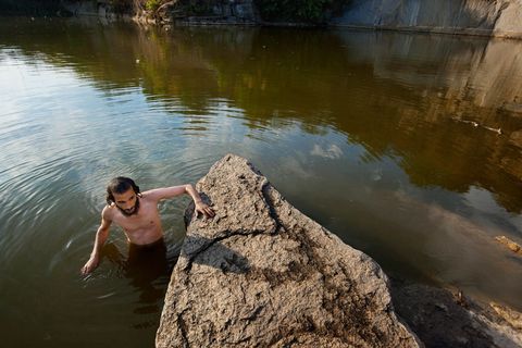 Een chassidische joodse man in Oekrane dompelt zich voor Rosh Hashanah onder in een steengroeve die dient als een mikvah een watermassa die wordt gebruikt voor spirituele reiniging
