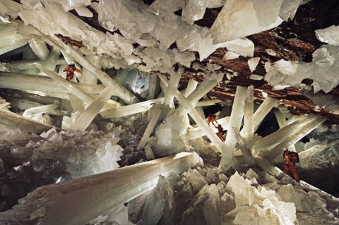Enorme balken van seleniet laten onderzoekers op dwergen lijken in Mexicos Crystals Cave diep onder de Chihuahuanwoestijn Deze kristallen zijn gedurende millennia gevormd en behoren tot de grootste die ooit op aarde zijn ontdekt