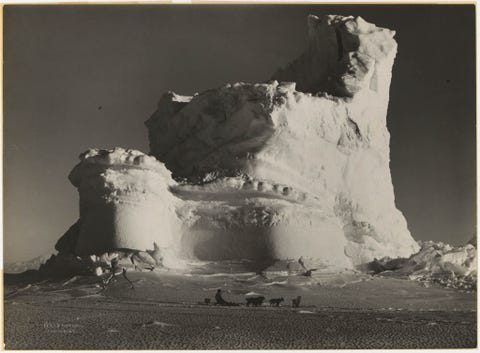 Voor de kust van Cape Evans op de Zuidpool rijst een zogenaamde kasteelijsberg dertig meter op boven het wateroppervlak Deze foto verscheen in de National Geographic van maart 1924 Fotograaf Herbert G Ponting was de officile verslaggever op de expeditie die Robert F Scott en zijn team in 19101913 naar de Zuidpool ondernamen