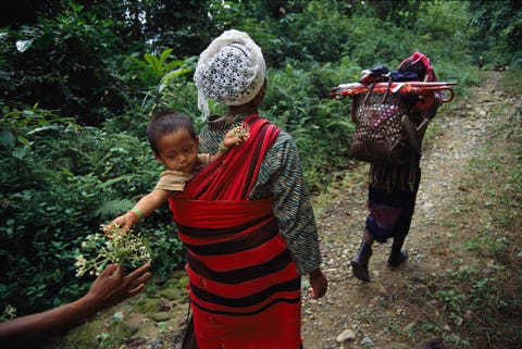 Nagastamvrouwen lopen langs wat er nog over is van de Birma Road in Myanmar Tienduizenden Amerikaanse troepen en Aziatische arbeiders baanden de route door meedogenloze oerwouden om te dienen als een geallieerde aanvoerlijn tussen China en Birma tijdens de Tweede Wereldoorlog en honderden van hen verloren het leven door ziekte ongevallen en Japanse aanvallen