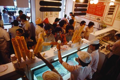 Een ijssalon in New Delhi India voorziet in de vraag van klanten in de vroege jaren 1980 De ijssalon Nirulas 21 is onderdeel van de oudste fastfoodketen in India