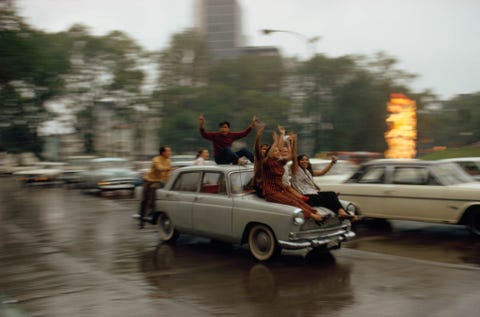 Toen Mexico de kwartfinales van het WK georganiseerd in MexicoStad verloor in 1970 richtten de Mexicaanse voetbalfans hun steun op Brazili Feestvierders gingen de straat op nadat Brazili Itali versloeg in de finale