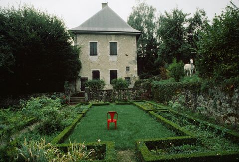 De hele uitgave van juli 1989 was gewijd aan het tweehonderdjarig bestaan van Frankrijk Les Charmettes hier afgebeeld was een favoriet toevluchtsoord voor filosoof JeanJacques Rousseau Nu is het een historisch monument en museum