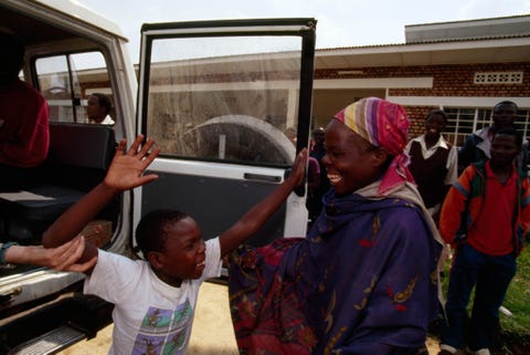 Oorlog in de jaren 1990 in Rwanda ontheemde meer dan 40000 kinderen Hier wordt een kind herenigd met zijn moeder nadat ze van elkaar werden gescheiden