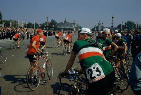 Fietsers uit heel Europa wachten op de start van de Tour de France begin jaren 50 De beroemde race vindt plaats gedurende 23 dagen en beslaat meer dan 3000 kilometer