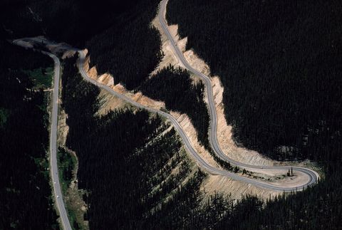 De Trail Ridge Road in het Rocky Mountain National Park wordt gevormd door een reeks haarspeldbochten Als je de hele weg van begin tot eind afrijdt stijg je zon 1200 meter