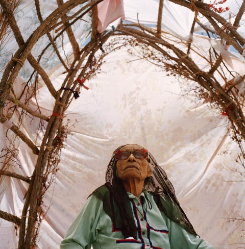 Er zijn minder dan duizend Serimensen in Mexico wat betekent dat hun moedertaal snel vervaagt Isabel Chavela Torres is blind en bijna volledig doof maar ze geeft nog steeds zoveel mogelijk traditionele kennis door