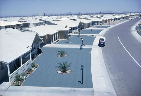 Toen deze foto van een pensioneringsgemeenschap in Sun City Arizona in de editie van maart 1963 verscheen was de staat nog maar 50 jaar oud Een flinke stijging van gepensioneerden die naar de staat verhuisden leidde tot de ontwikkeling van geplande gemeenschappen zoals Sun City waar nu zon 40000 mensen wonen