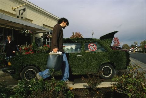 In de vroege jaren 2000 reed Jacques Chiron in een met Astroturf bedekte Volkswagen aangedreven door plantaardige olie Destijds haalde Chiron de olie bij een nabijgelegen frietzaaken gaf hij ongeveer  8 per maand uit om zijn auto van brandstof te voorzien