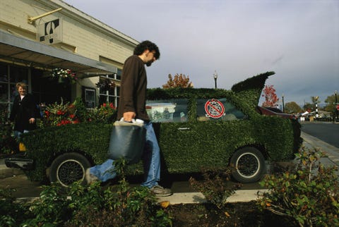 In de vroege jaren 2000 reed Jacques Chiron in een met Astroturf bedekte Volkswagen aangedreven door plantaardige olie Destijds haalde Chiron de olie bij een nabijgelegen frietzaaken gaf hij ongeveer 8 per maand uit om zijn auto van brandstof te voorzien