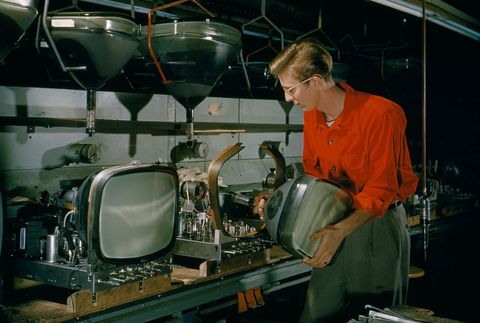 In deze afbeelding uit het nummer van december 1953 monteert een werknemer van Zenith Electronics in Illinois een televisietoestel Zenith Electronics produceerde tvs en radios van Amerikaanse makelij tot de jaren negentig toen LG het opkocht