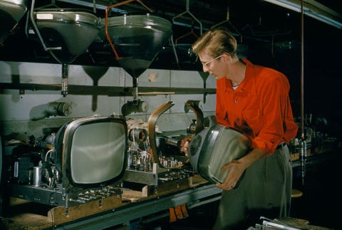 In deze afbeelding uit het nummer van december 1953 monteert een werknemer van Zenith Electronics in Illinois een televisietoestel Zenith Electronics produceerde tvs en radios van Amerikaanse makelij tot de jaren negentig toen LG het opkocht