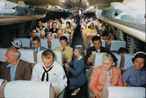 Een verhaal in het nummer van december 1953 viert 50 jaar luchtvaart Voor deze foto van een volledige TWAvlucht vanuit Washington DC naar de westkust van Amerika prees het originele onderschrift de innovatie aan van 2e klasse vliegen die de eens zo luxueuze vorm van reizen toegankelijker maakte voor de massa
